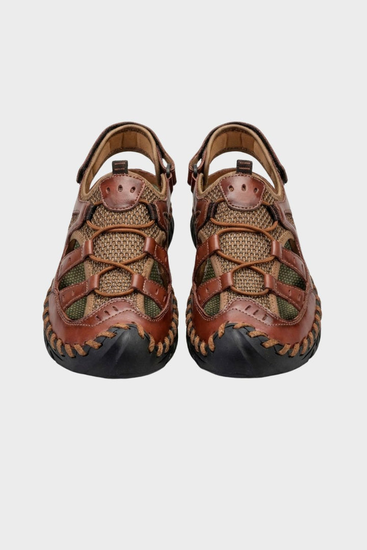 Détail des sandales Cole homme robustes : semelle épaisse pour l'adhérence, brides confortables pour le trekking.