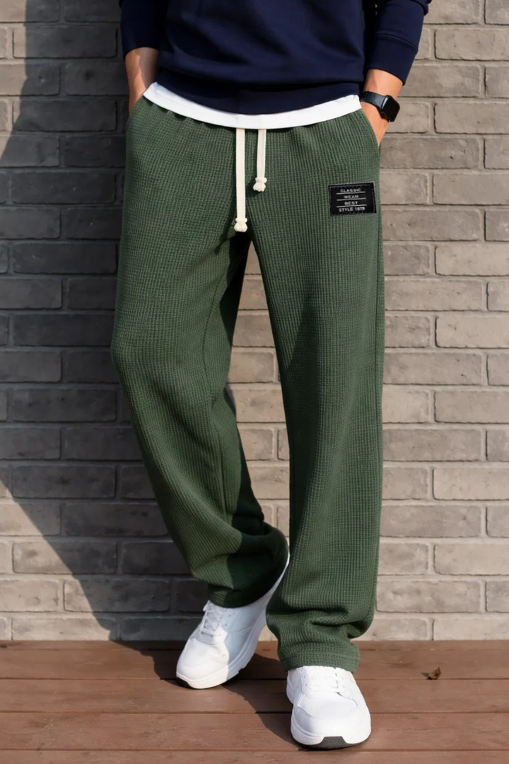 Homme en mouvement avec le pantalon Lucas, illustrant son confort pour les loisirs et le quotidien actif.