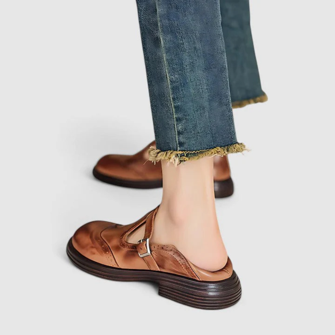 Élégantes chaussures Mary Jane en cuir noir pour femmes, offrant confort et style classique au quotidien.