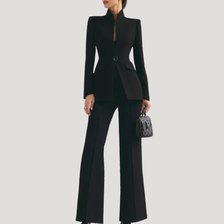 Ensemble blazer et pantalon femme sophistiqué, parfait pour une tenue de travail féminine.