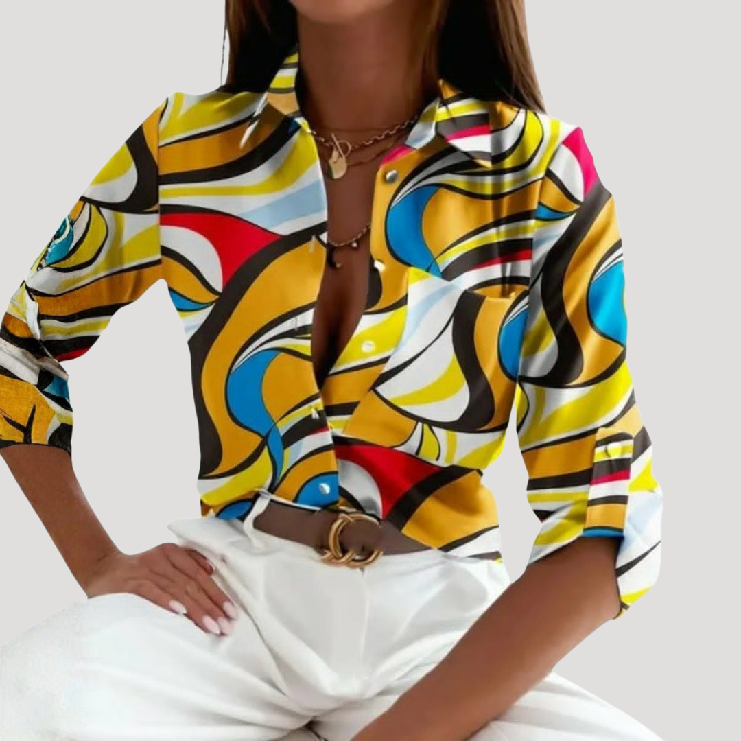 Détail d'une blouse femme à motif géométrique raffiné, incarnant la mode féminine et l'élégance contemporaine.