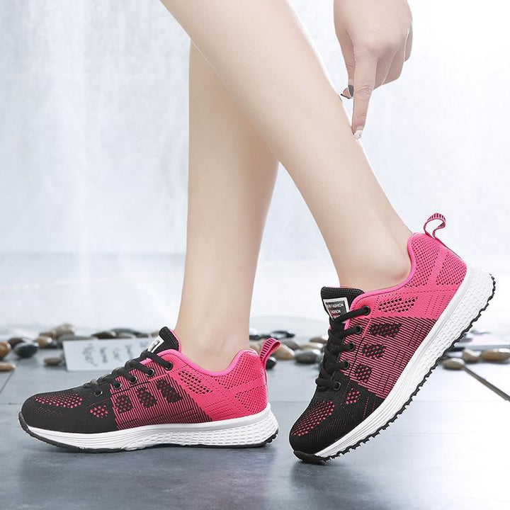 Détail semelle antidérapante des chaussures de marche femme, sécurité accrue.