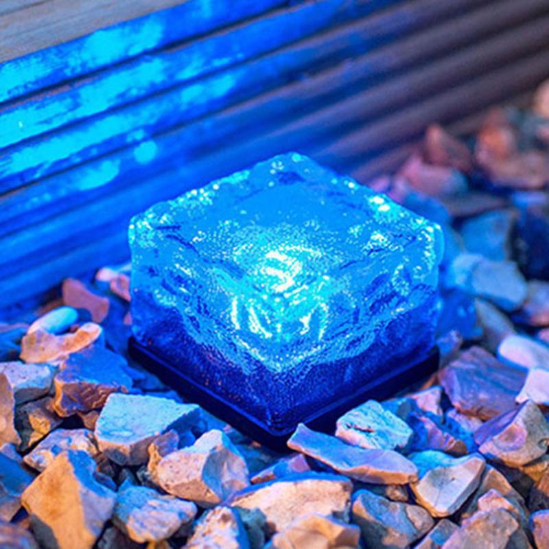 Balcon et terrasse sublimés par cette lampe solaire LED à effet vague d'eau, résistante et automatique.