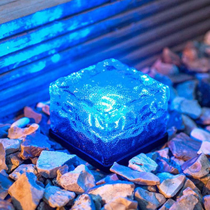 Balcon et terrasse sublimés par cette lampe solaire LED à effet vague d'eau, résistante et automatique.