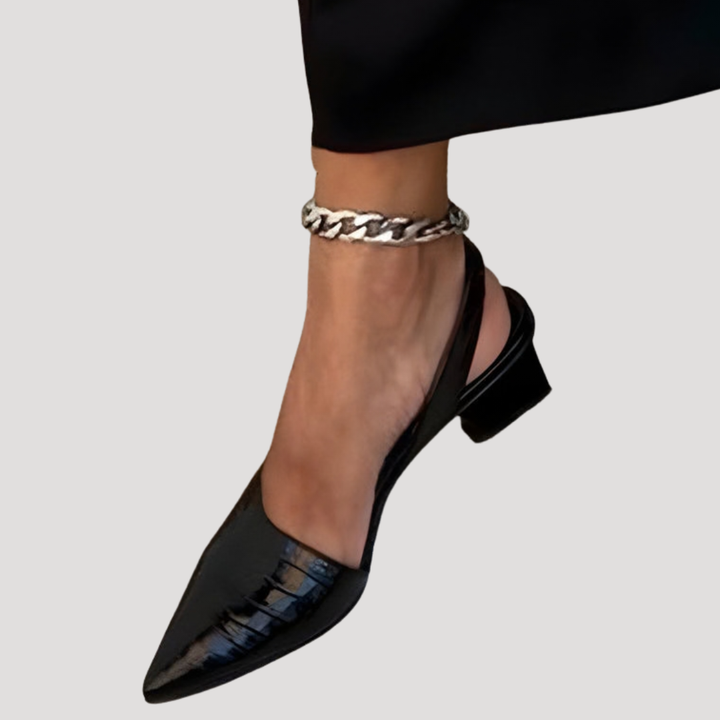 Escarpins femme élégants noirs à talon bas et bout pointu, parfaits pour la mode féminine chic.