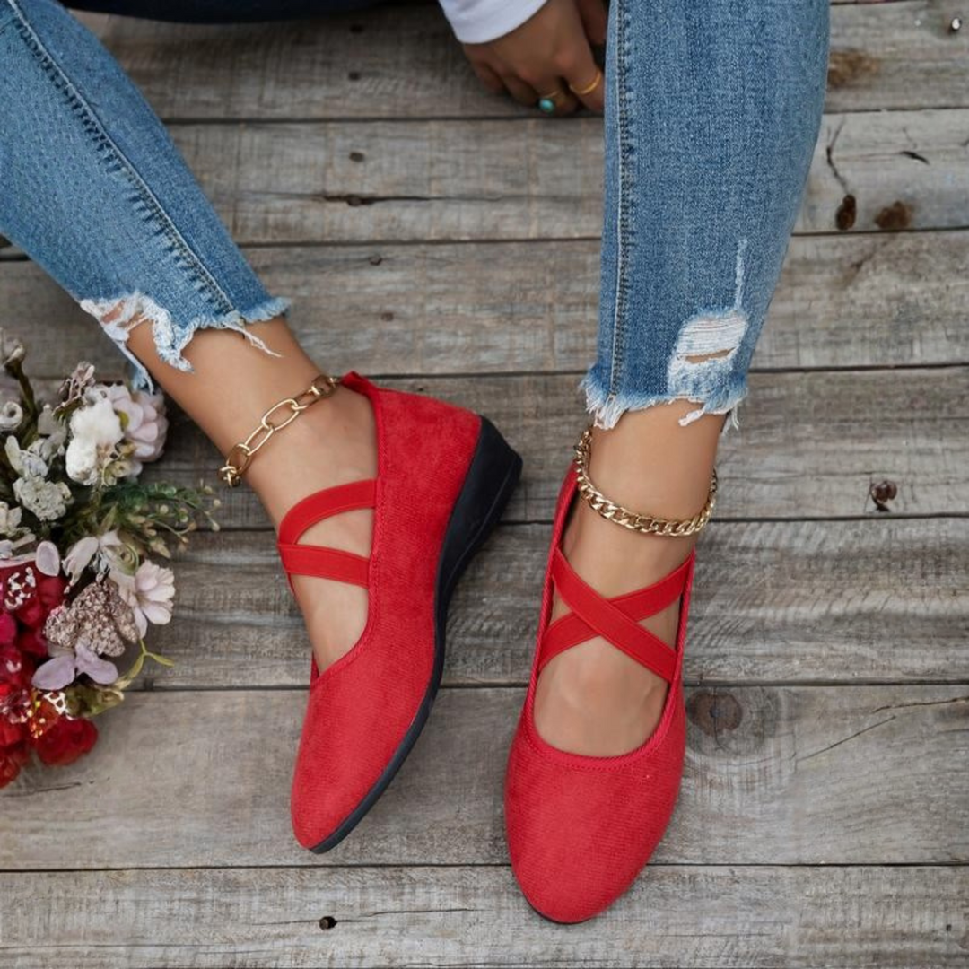 Ballerines compensées marron pour femmes, chic et confortables, idéales pour tenue de bureau ou décontractée.
