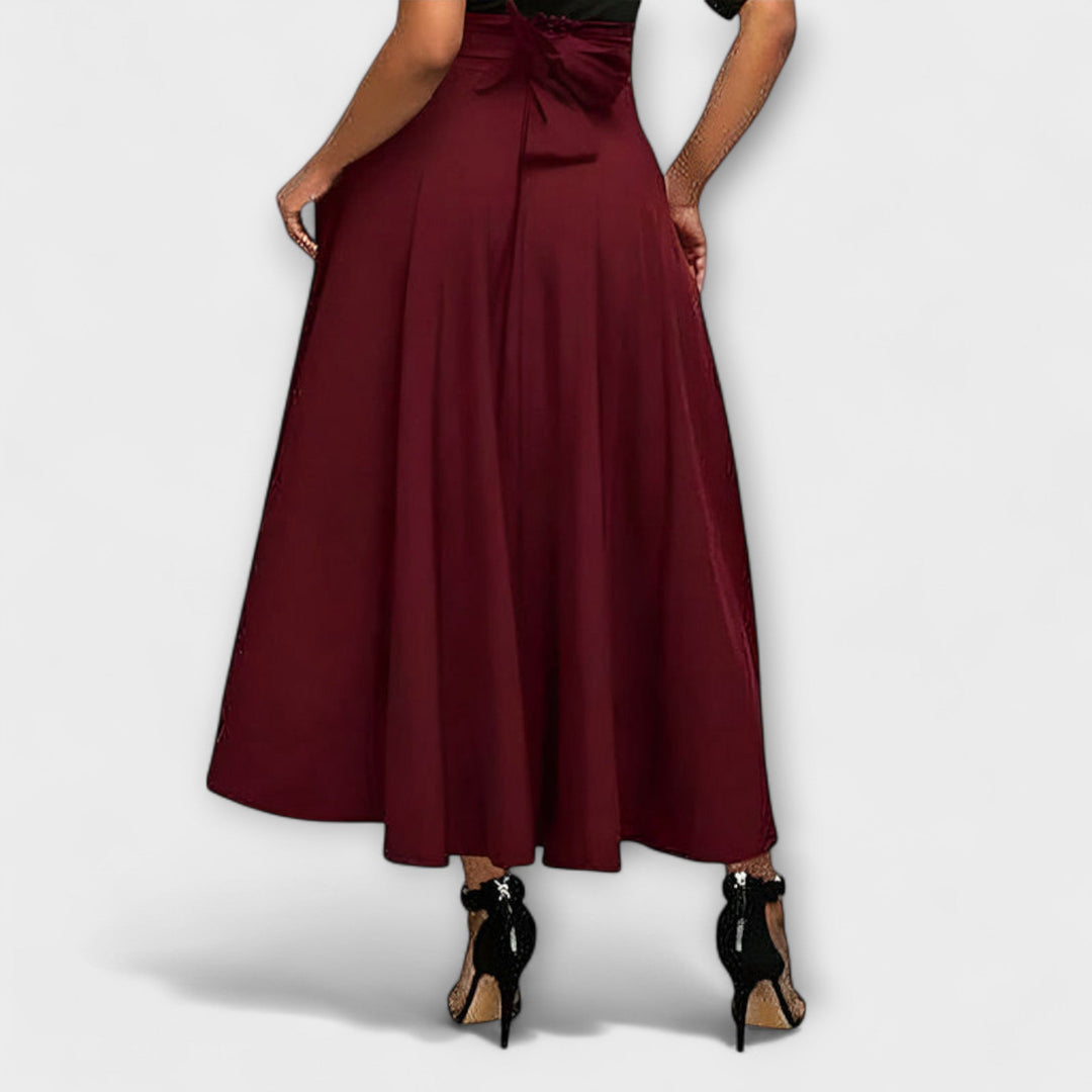 Jupe longue grise pour femme, vêtement polyvalent au style moderne et élégant. Mode féminine.
