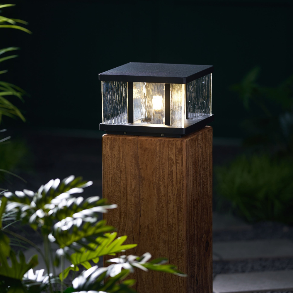 Éclairage de pilier moderne, LED, design élégant pour terrasse, allée, extérieur.