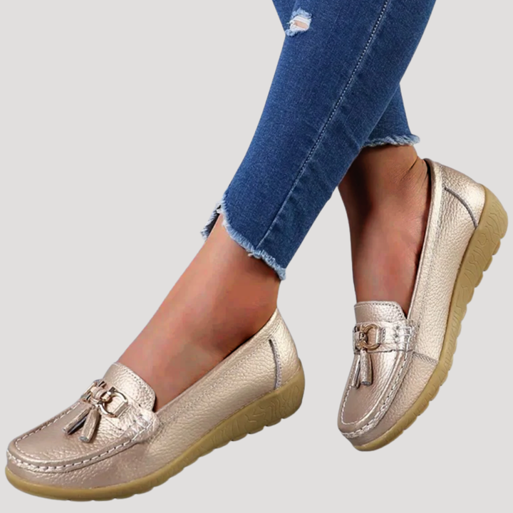 Élégantes chaussures plates femme avec jolis pompons, parfaites pour un style mode et confortable.