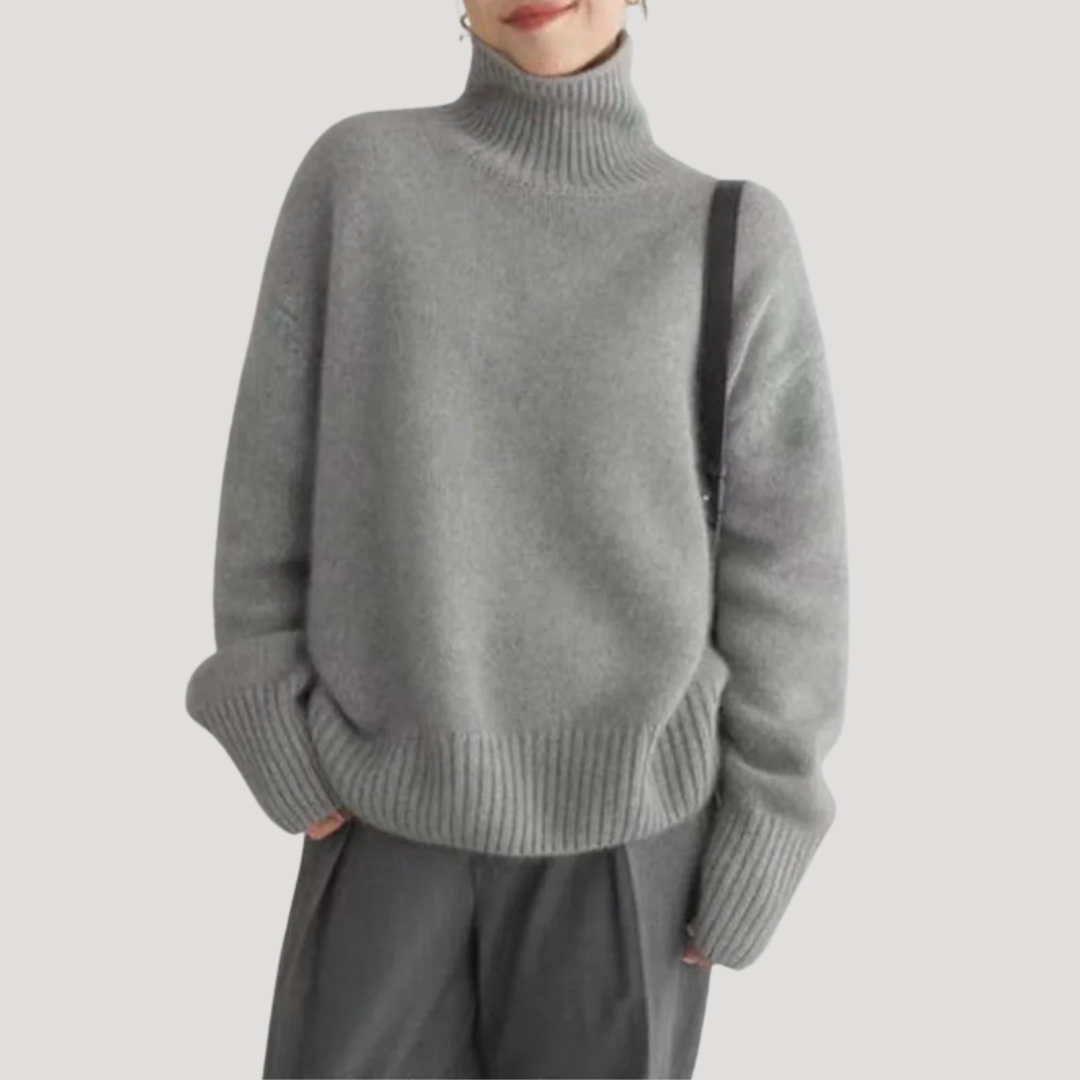 Vue d'un pull col roulé femme oversize en tricot doux, un essentiel confortable et tendance pour l'hiver.