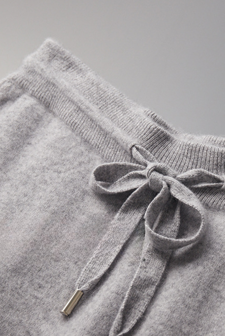 Modèle portant l'ensemble décontracté gris clair en cachemire et mérinos, style élégant et confortable pour femme.