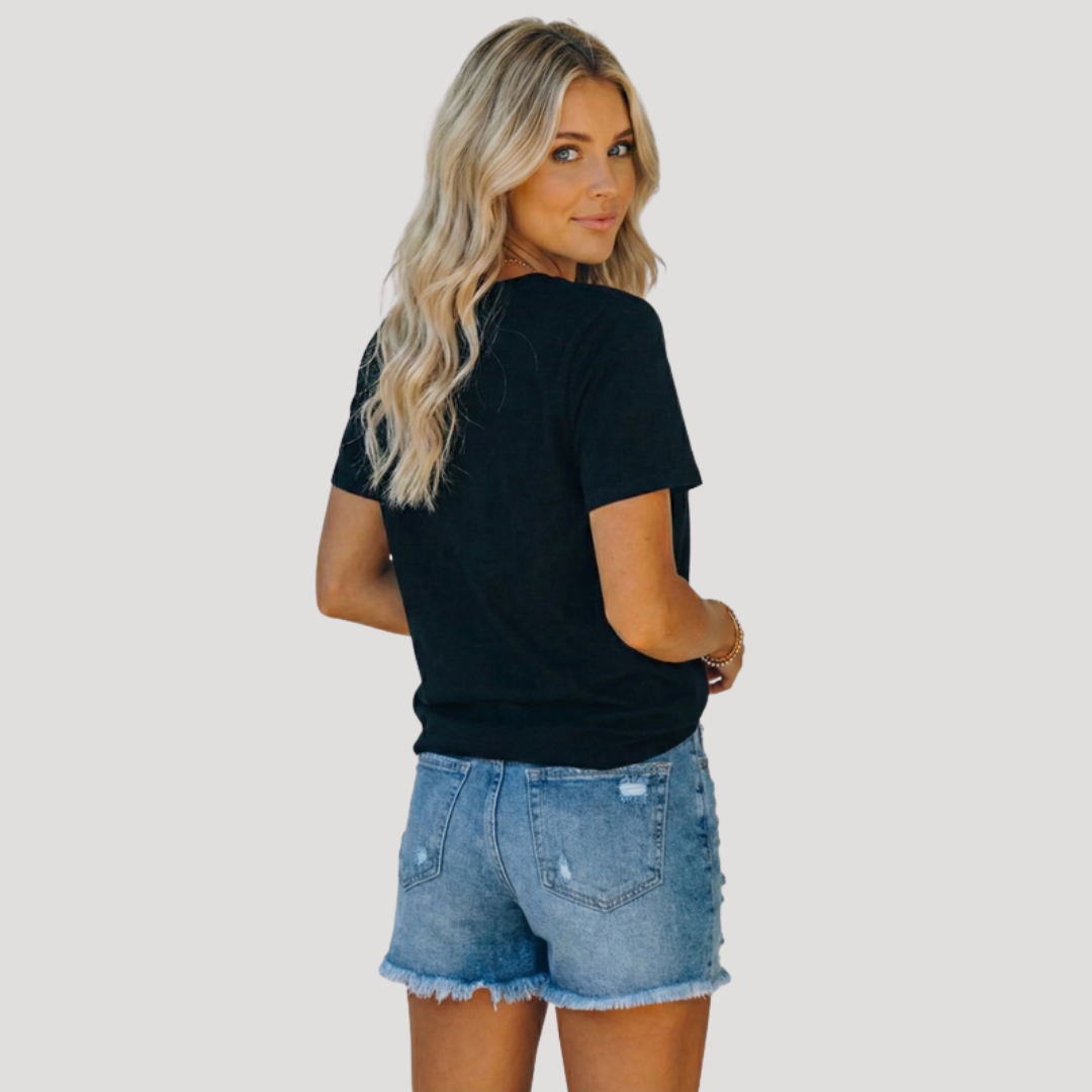 Short en jean femme bleu foncé, taille haute déchiré. Essentiel mode estival pour un look décontracté.