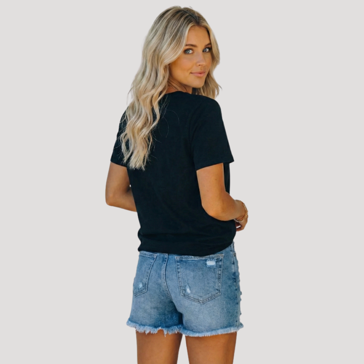 Short en jean femme bleu foncé, taille haute déchiré. Essentiel mode estival pour un look décontracté.