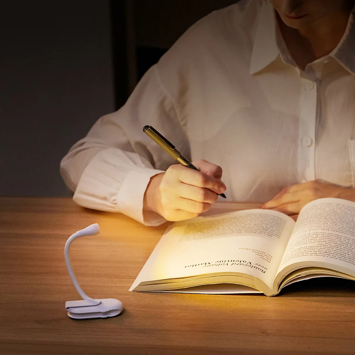 Lampe de lecture LED rechargeable et flexible avec pince. Design portable pour voyage, lit et bureau. Lumière douce et ajustable.