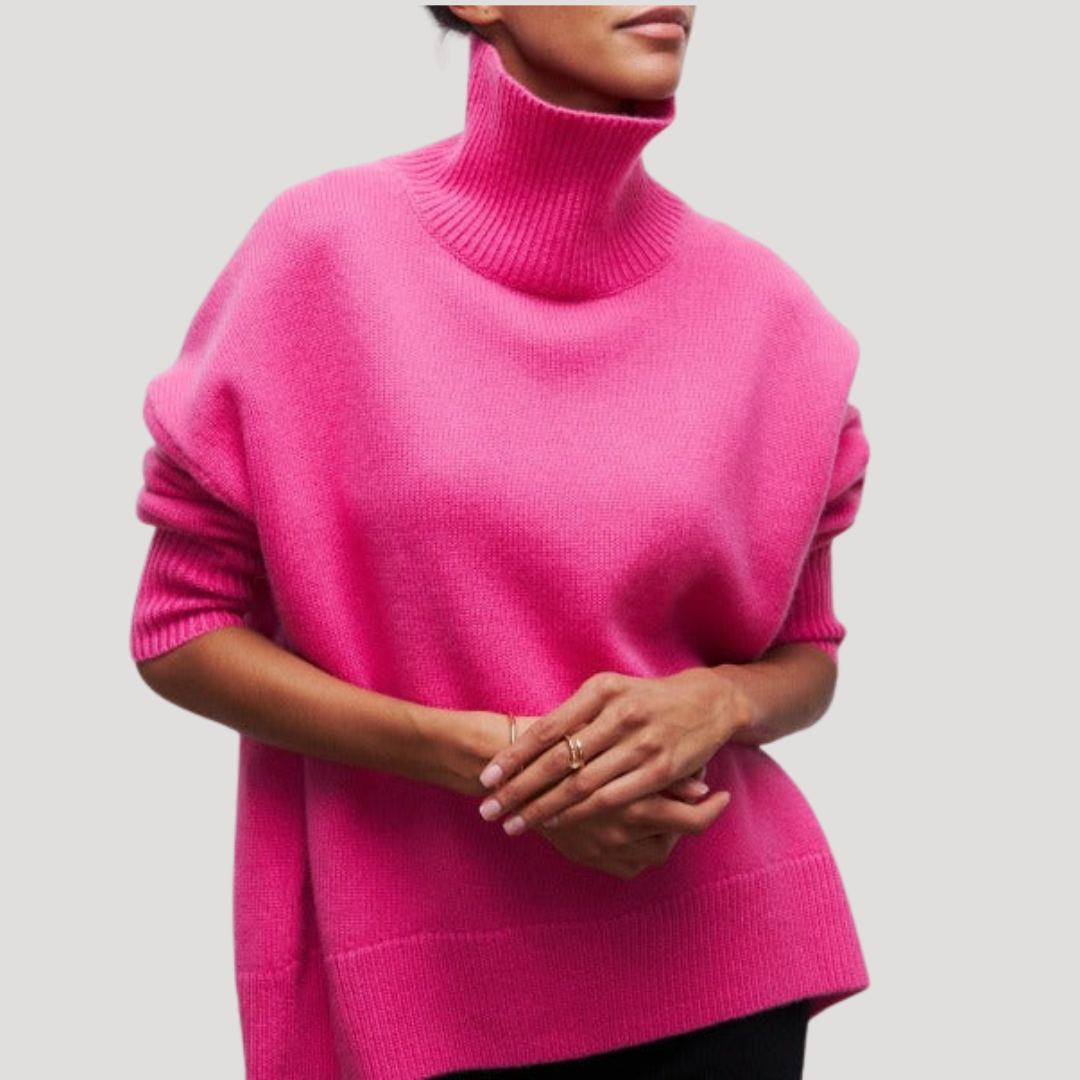 Pull femme ample et confortable à col montant, idéal pour une tenue décontractée style cocooning en hiver.