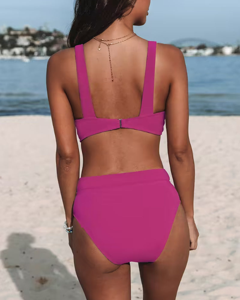 Modèle portant un bikini femme deux pièces élégant, top triangle et bas taille haute, parfait pour la piscine.