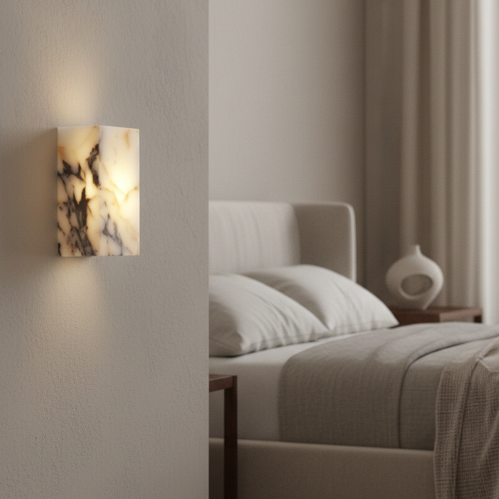 Applique murale design scandinave en pierre naturelle, LED intégrée pour un éclairage doux et moderne.
