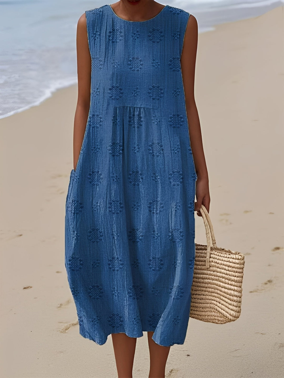 Détail du tissu d'une robe midi femme sans manches. Motifs modernes et texture confortable, parfaite pour l'été.