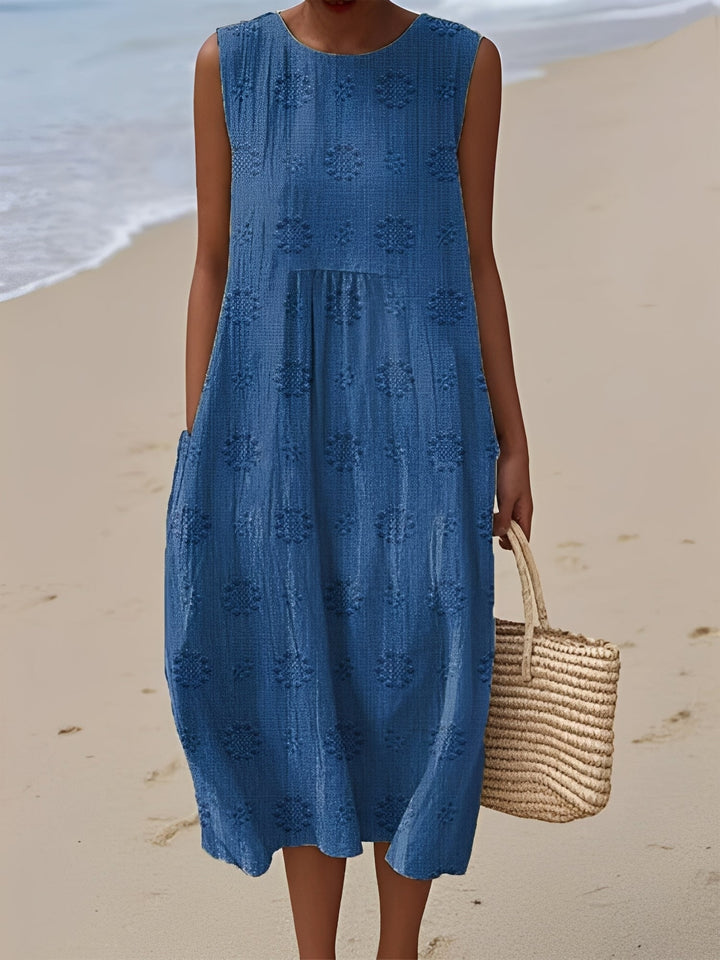 Détail du tissu d'une robe midi femme sans manches. Motifs modernes et texture confortable, parfaite pour l'été.