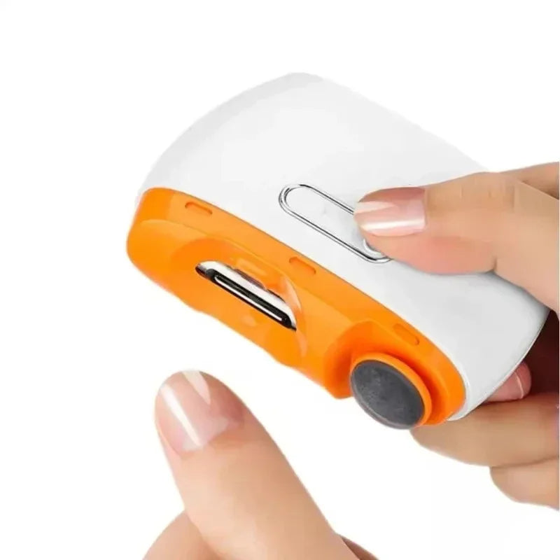 Coupe-ongles électrique SaniNail, combine coupe, lime et polisseur pour des ongles impeccables et sains.