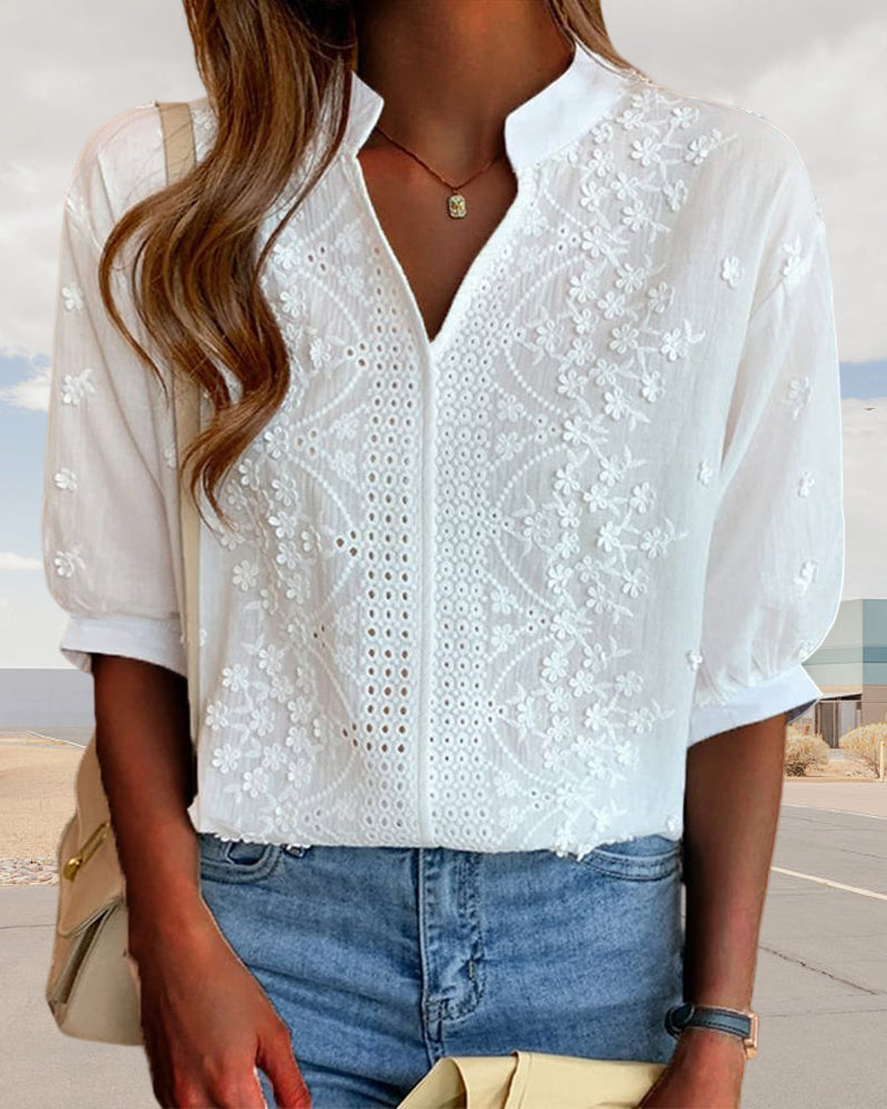 Blouse Emelia tendance pour femme. Élégante avec ses manches bouffantes, idéale pour un style sophistiqué au bureau.