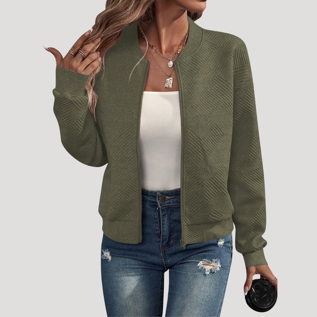 Femme en blouson bomber texturé, style urbain moderne. Veste décontractée mode féminine, finitions côtelées.