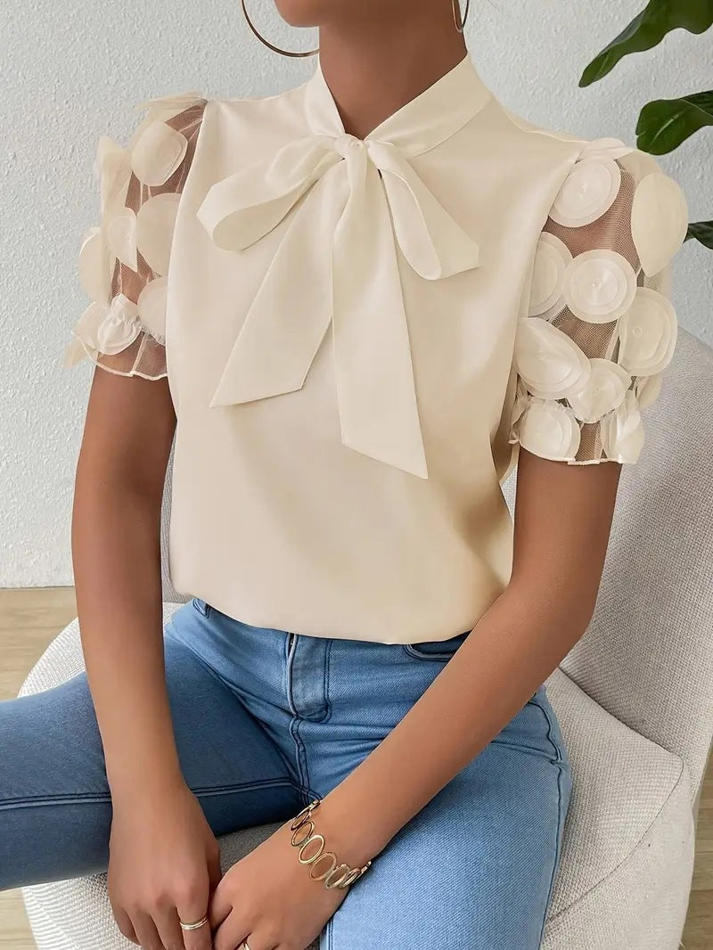 Blouse femme élégante à nœud décoratif et manches voilées transparentes, parfaite pour le bureau ou une soirée.