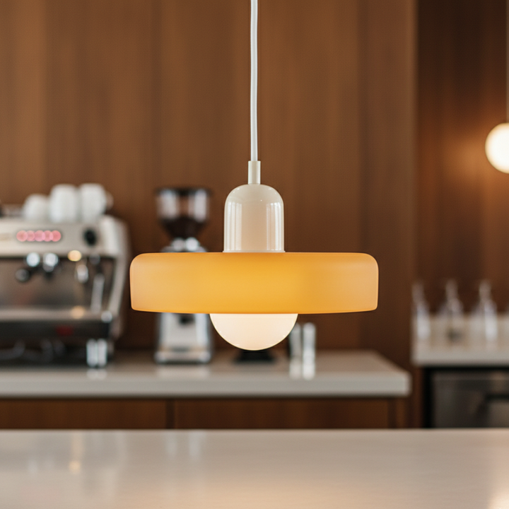 Luminaire suspendu pour cuisine, design Bauhaus moderne et épuré, lumière douce.