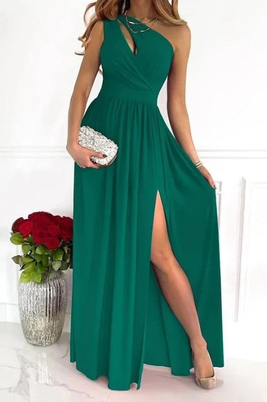 Robe de soirée fendue pour femme, design élégant et moderne, parfaite pour un mariage ou une réception.