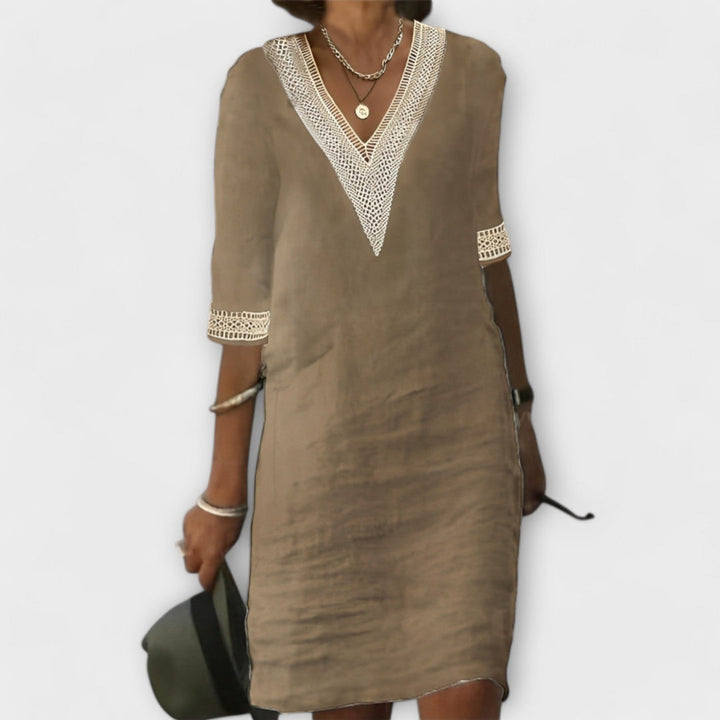 Vêtement femme fluide et léger, robe bohème Emelia d'été à col V, parfaite pour les journées ensoleillées.