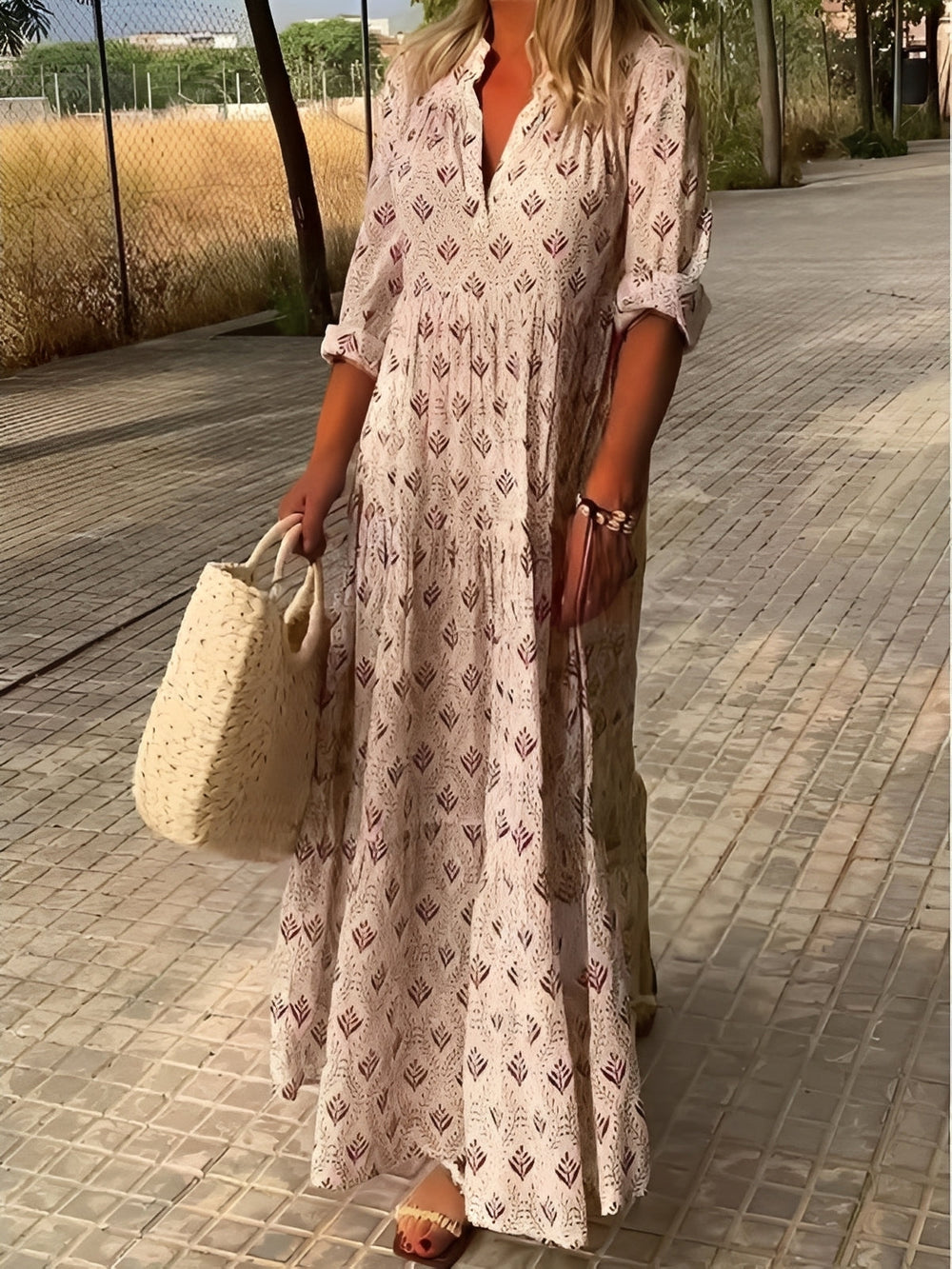 Femme portant une robe maxi longue fluide, légère et estivale, idéale pour une tenue décontractée et élégante d'été.