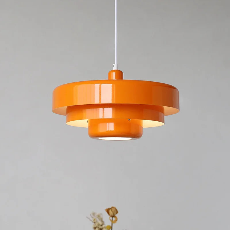 Luminaire suspendu LED industriel noir. Idéal pour cuisine ou salle à manger, style moderne et vintage.