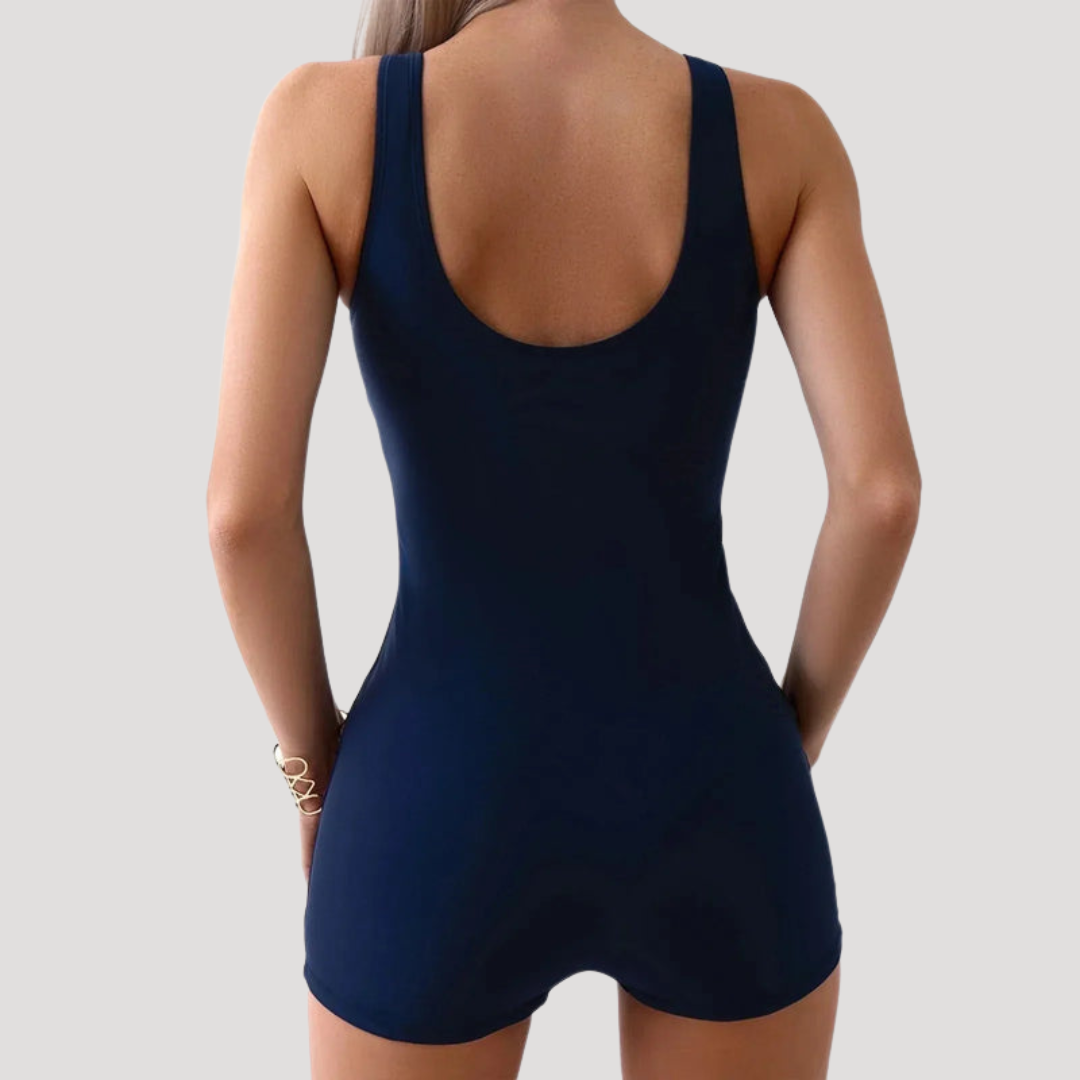 Maillot de bain femme sportif noir pour performance aquatique. Design moderne pour natation et activités au bord de mer.
