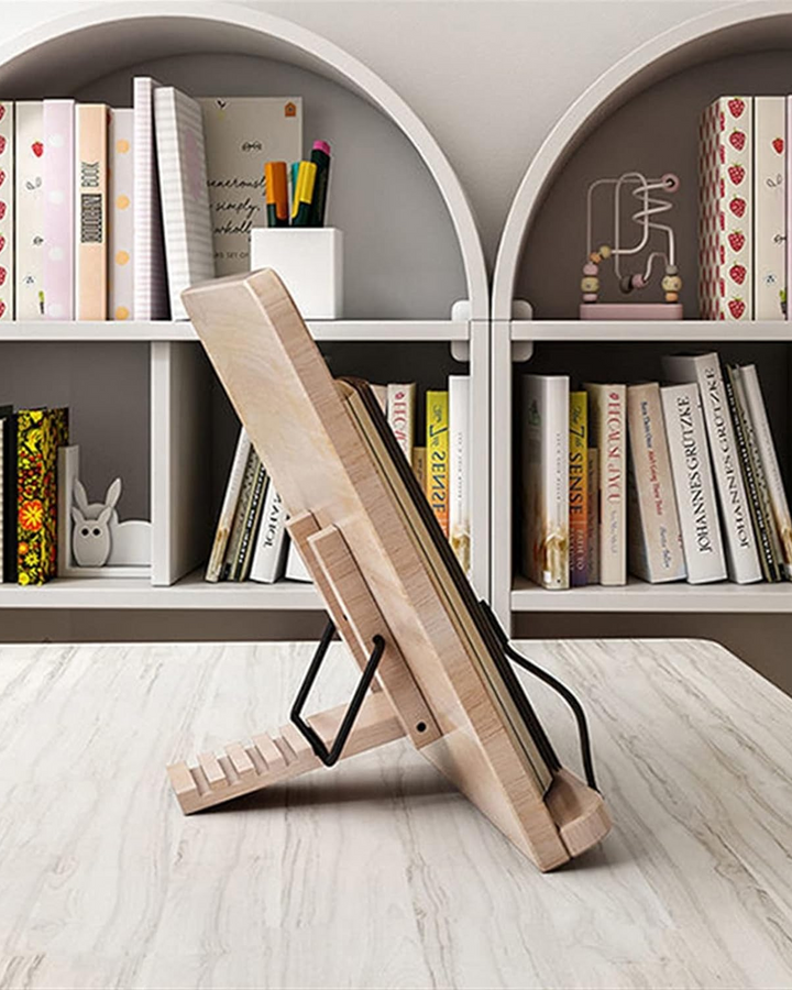 Accessoire bureau: support livre et tablette en bois réglable, design scandinave pour lecture ergonomique.