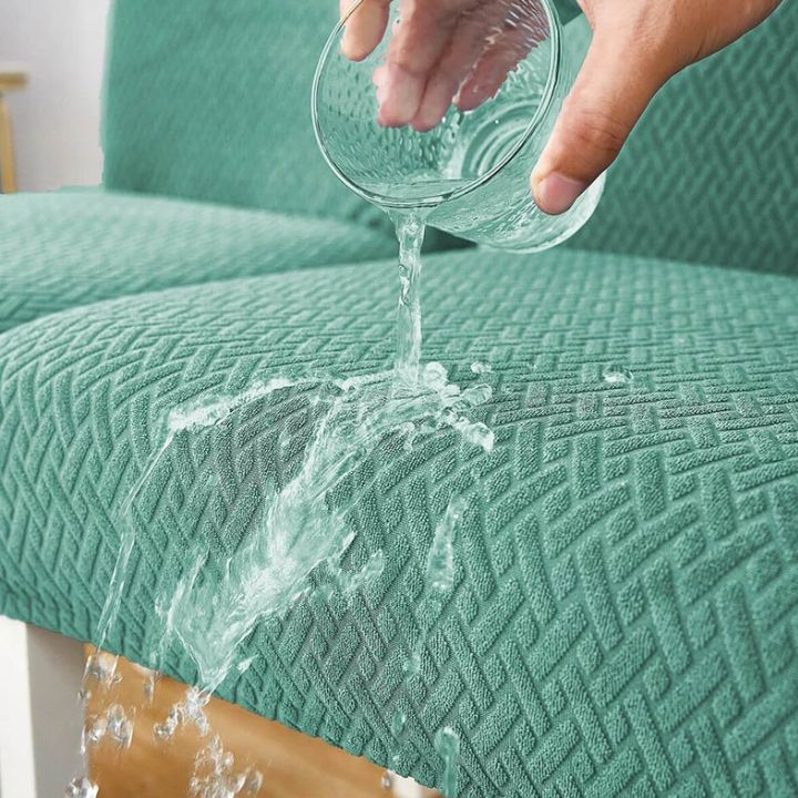 Accessoire maison : housse de chaise élastique grise, imperméable et facile à installer. Style moderne.