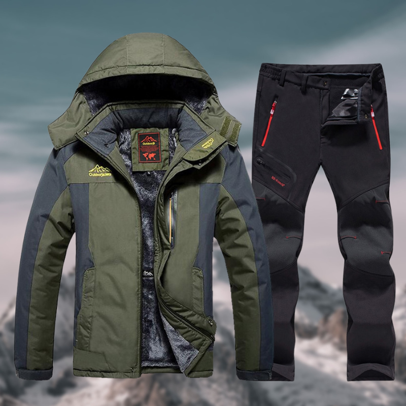 Homme en ensemble hiver imperméable, veste et pantalon chaud, pour randonnée et plein air.