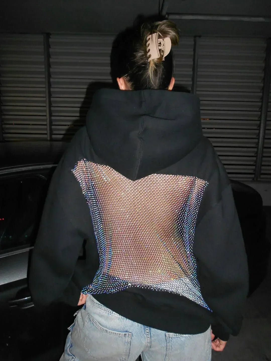 Vêtement de mode femme : hoodie scintillant chic, style décontracté-élégant, parfait pour toute occasion.