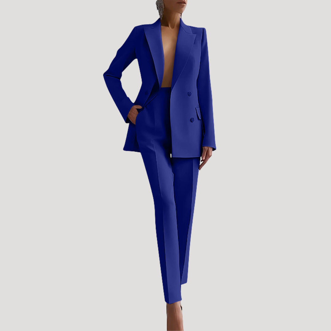 Femme élégante en ensemble tailleur, veste et pantalon chic. Look professionnel et tendance pour le bureau.