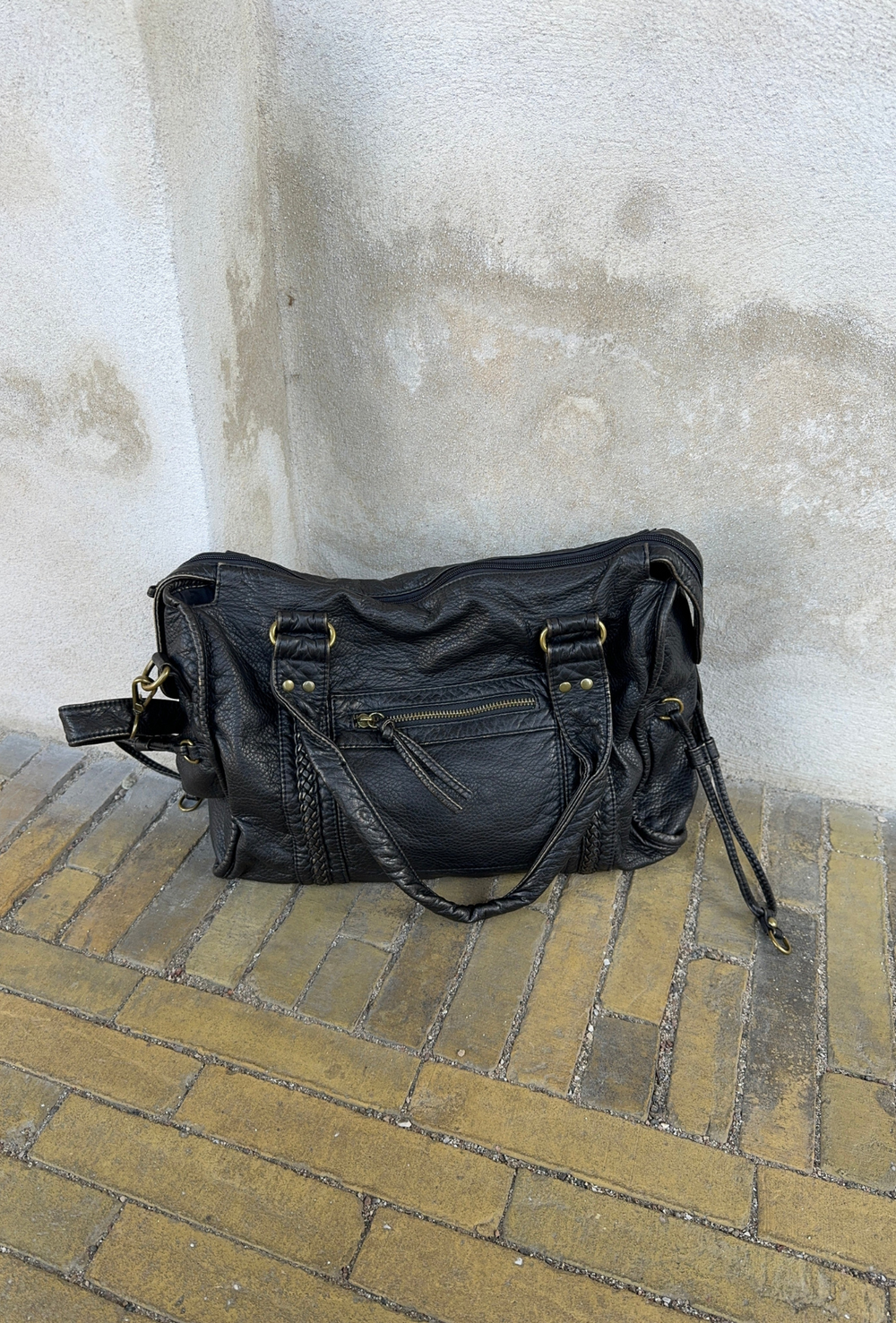 Sac bandoulière femme en cuir véritable noir, style vintage, accessoire mode polyvalent et intemporel.