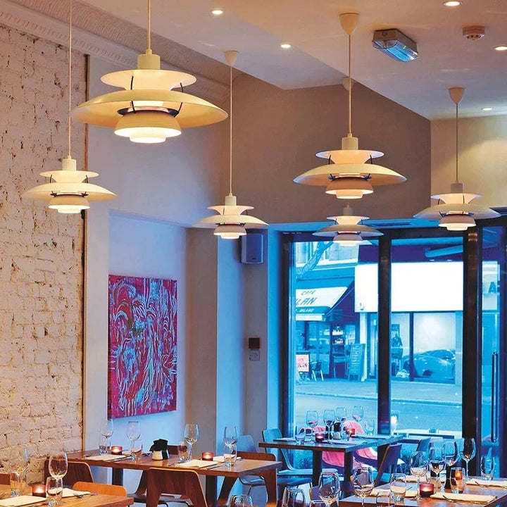 Design scandinave: lampe LED suspendue, luminaire moderne pour tout espace.