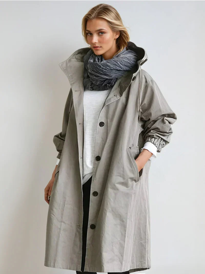 Imperméable femme élégant, veste longue ceinturée avec capuche. Manteau de pluie chic, parfait mi-saison.