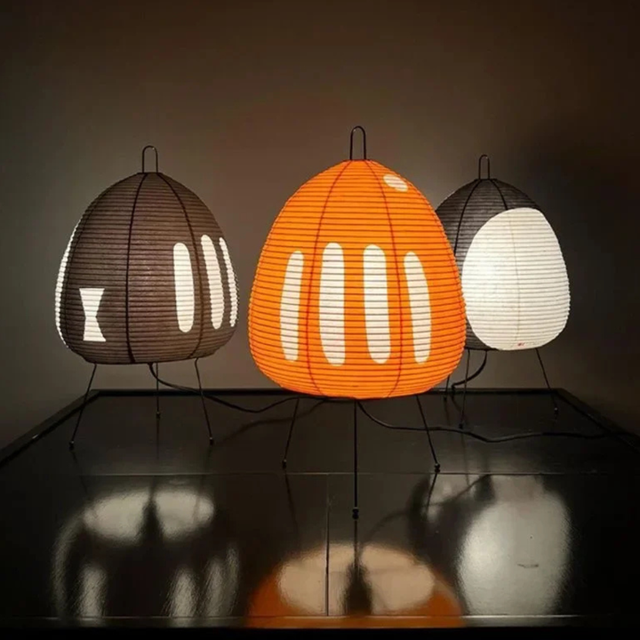 Lampe de sol Wabi-Sabi avec abat-jour en papier de riz, pour ambiance relaxante.