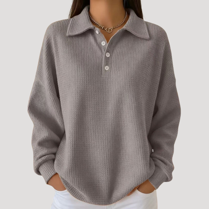 Pull femme à col polo et maille gaufrée. Un choix chic et confortable pour une tenue quotidienne ou décontractée.