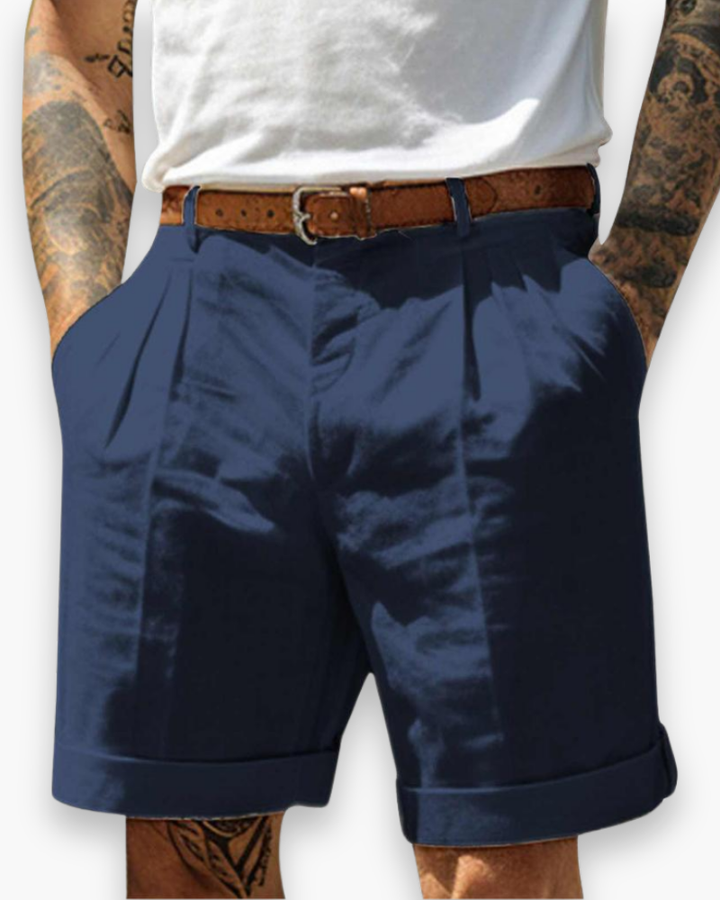 Short homme élégant pour look décontracté d'été, parfait pour une sortie chic ou une journée relaxante, mode masculine.