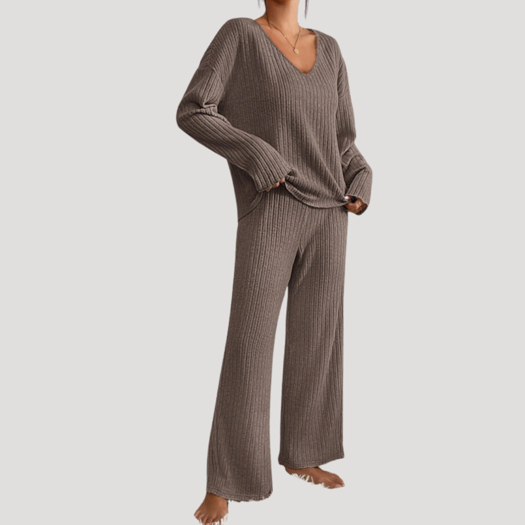 Maille douce et col V pour cet ensemble femme chic et confortable avec pantalon large.