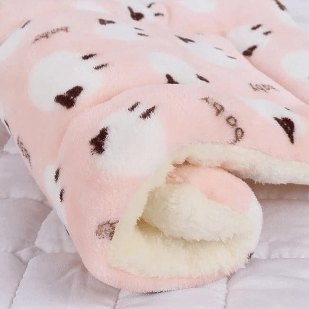 Couverture anti-stress intégrée au lit de chat, assurant un confort et un sommeil apaisant.