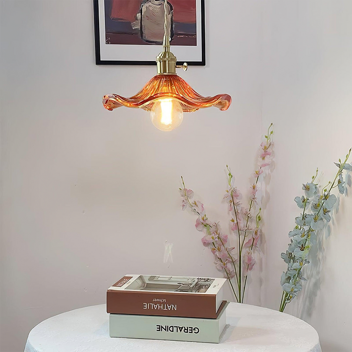 Lampe à suspension LED style fleur en verre, ajout de charme à votre décoration.