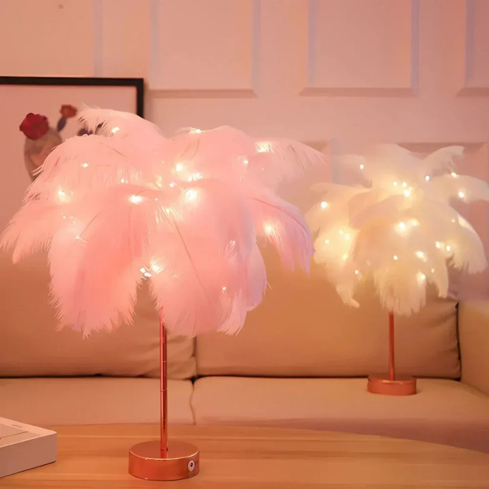 Lampe de table à plumes d'autruche, base dorée, éclairage doux pour une ambiance cosy et chic.