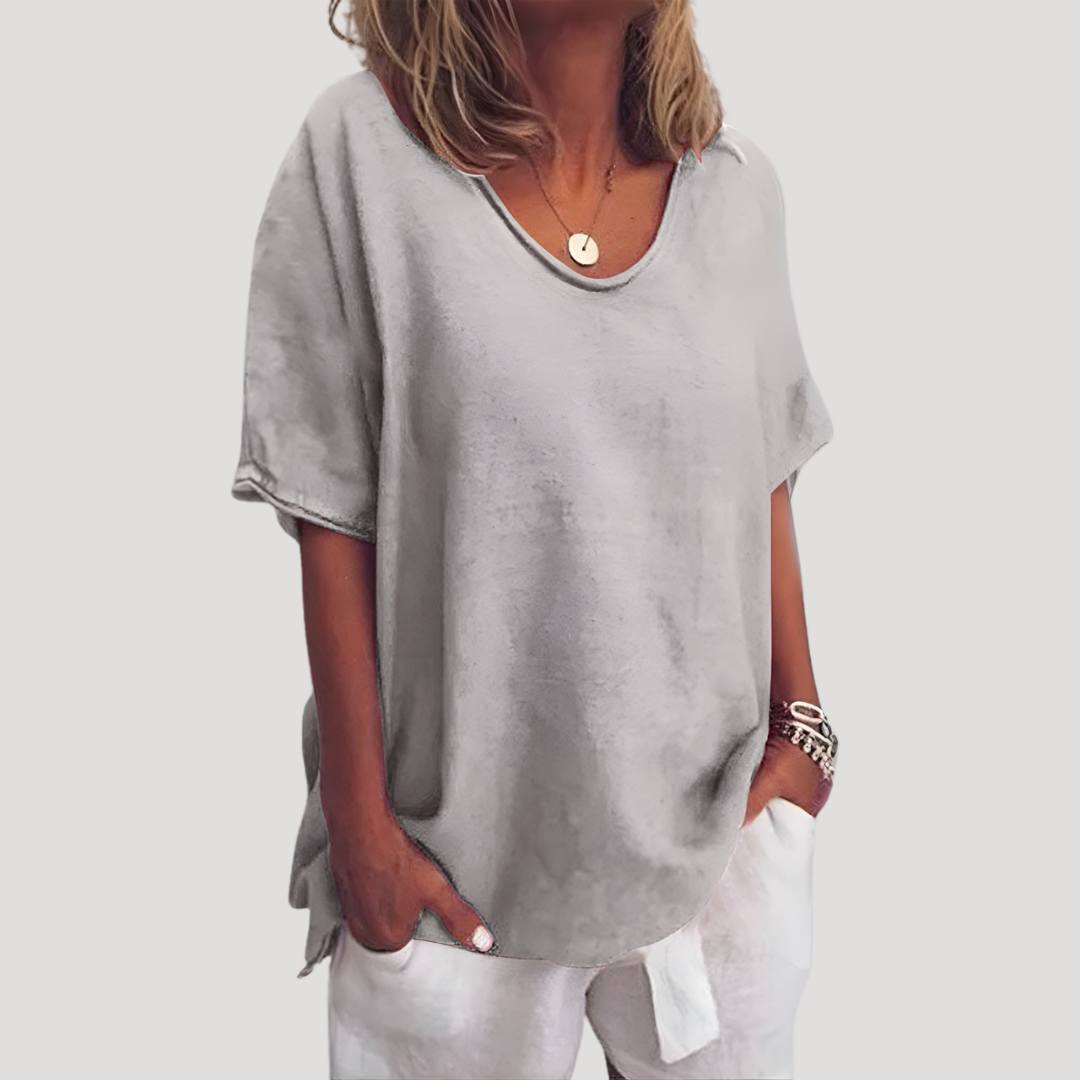Détail d'un t-shirt femme ample et confortable, coupe décontractée pour un style quotidien.