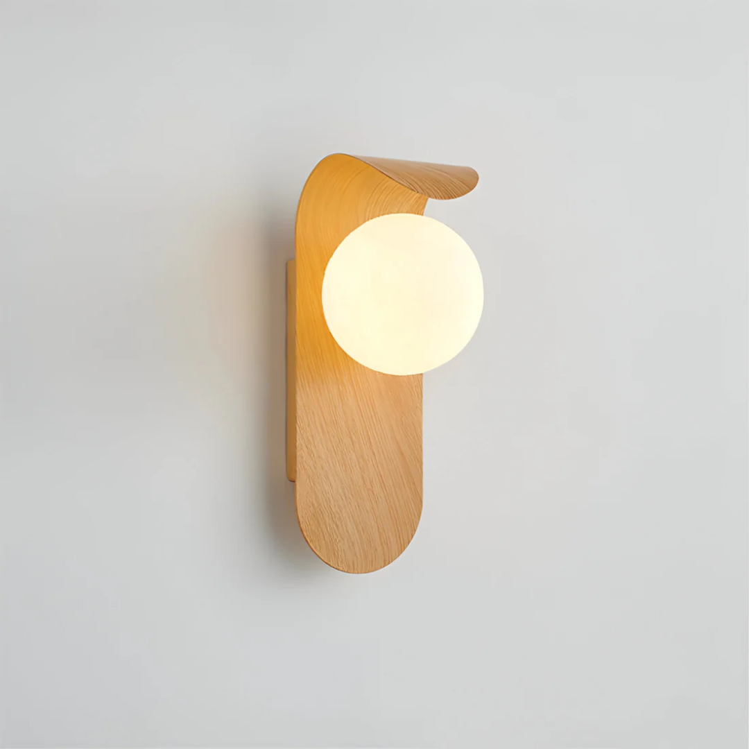 Applique murale LED scandinave en bois, globe minimaliste. Éclairage intérieur design et moderne.